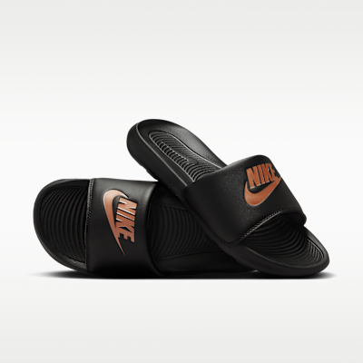 W+NIKE+VICTORI+ONE+SLIDE.png